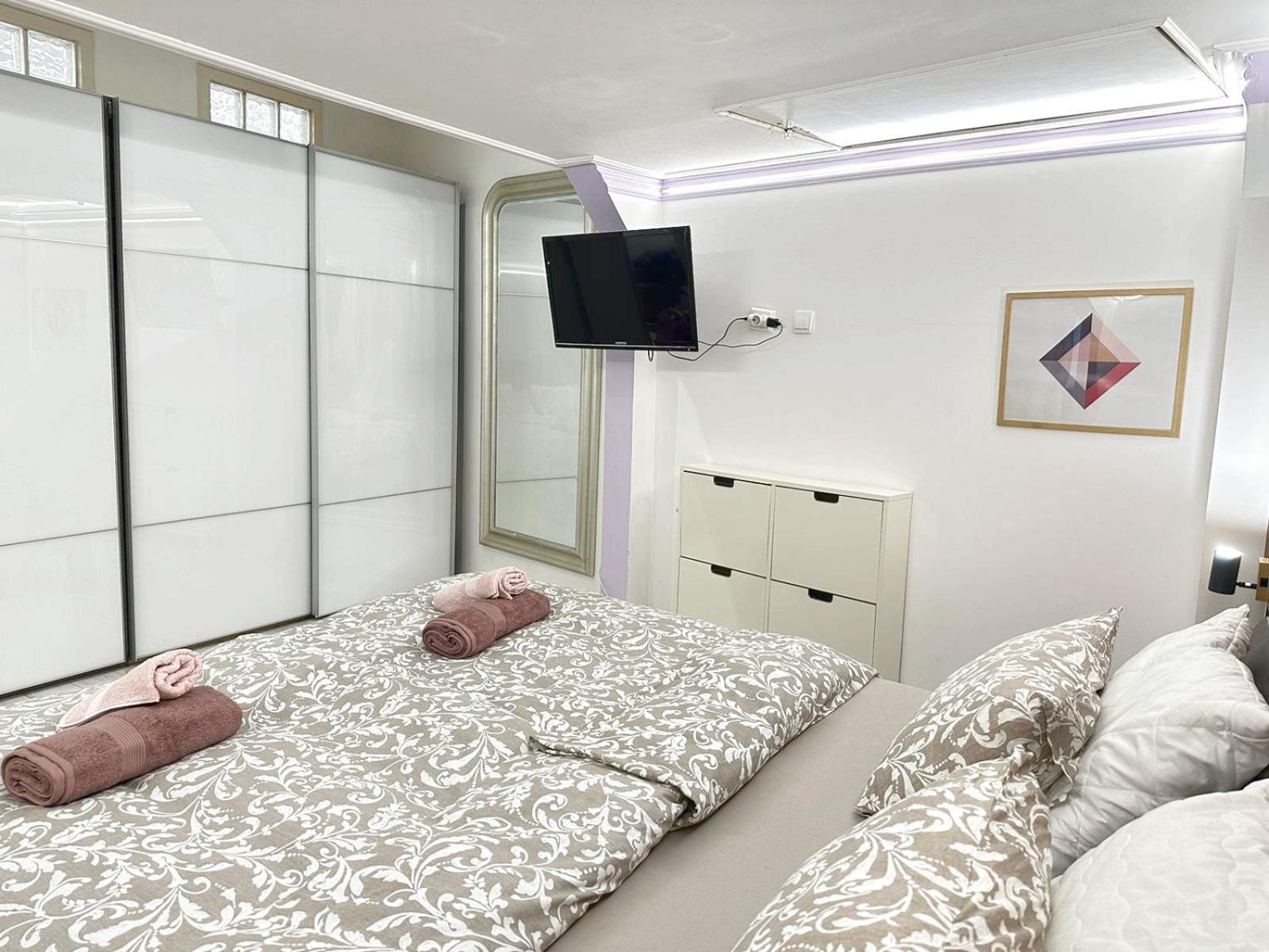 Yes, Yes! Lovely Apartment Good Amenities Budapest Center Esterno foto