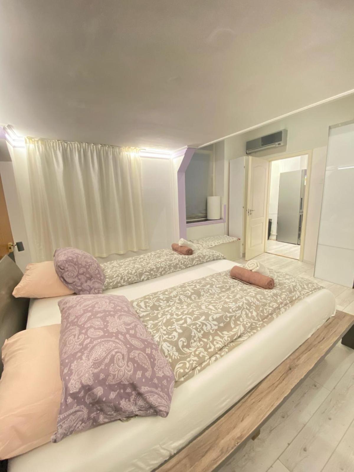 Yes, Yes! Lovely Apartment Good Amenities Budapest Center Esterno foto