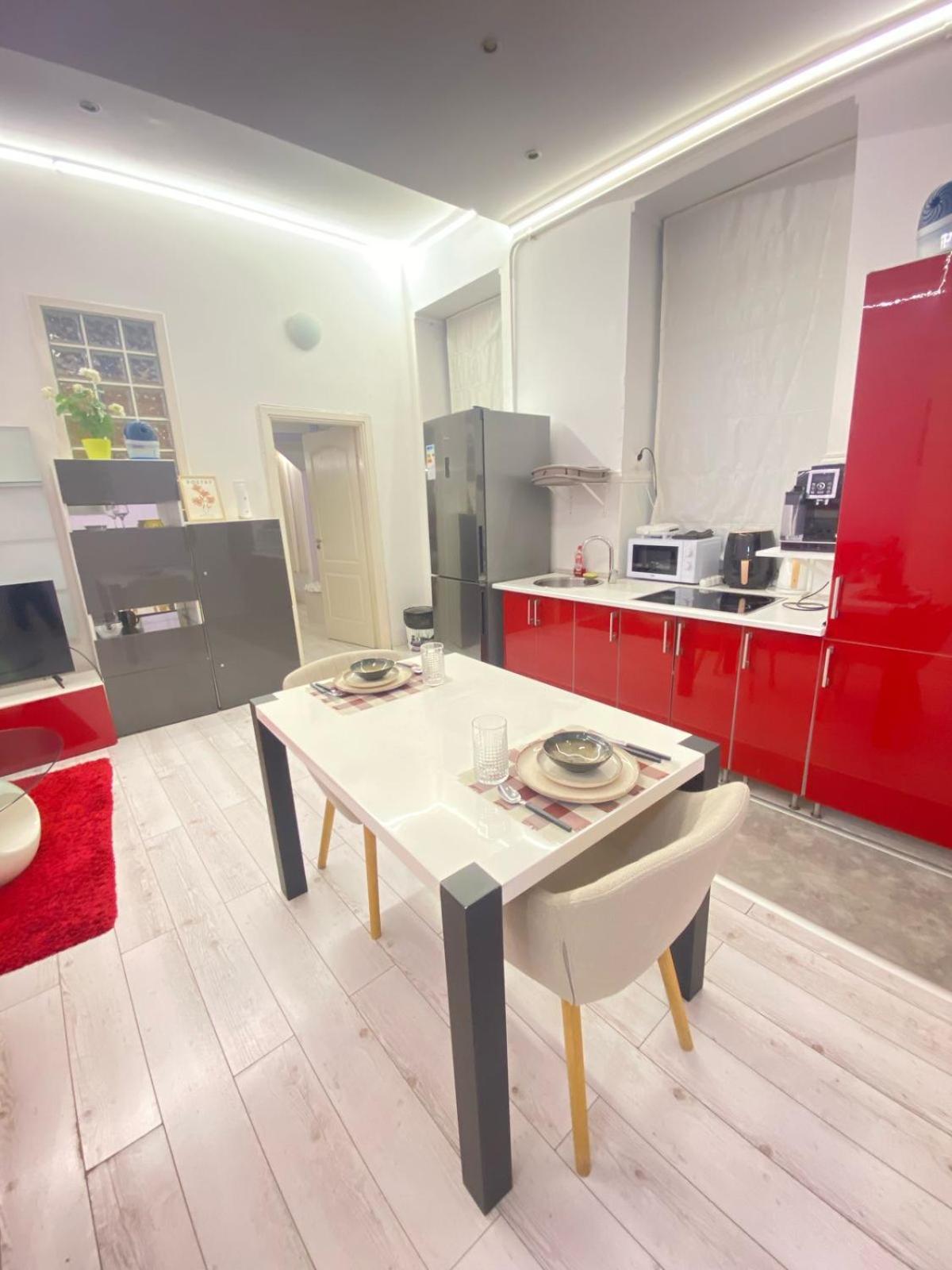 Yes, Yes! Lovely Apartment Good Amenities Budapest Center Esterno foto